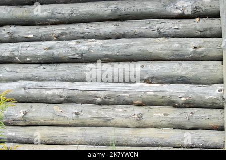 Gewebtes Korbherz, das an der Holzwand des alten Bauernhauses hängt. Hochwertige Fotos Stockfoto