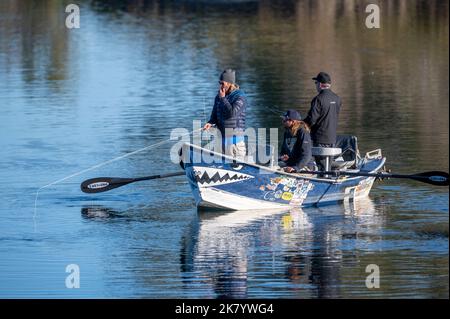 Fliegen Sie Fischer mit dem Boot auf dem Bow River, Carburn Park, Calgary, Alberta, Kanada Stockfoto
