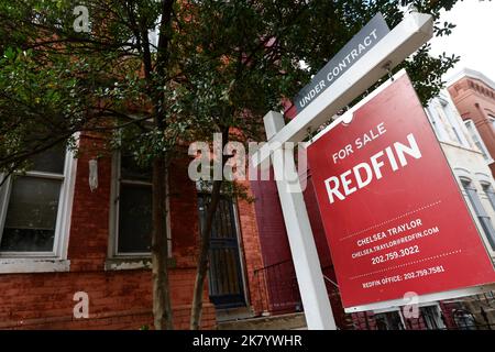 Washington, USA. 19. Oktober 2022. Das Foto vom 19. Oktober 2022 zeigt ein Haus zum Verkauf in Washington, DC, USA. Der Neubau von US-Häusern ging im September aufgrund der kühlenden Nachfrage auf dem Wohnungsmarkt, den USA, zurück Das Census Bureau berichtete am Mittwoch. Der Bericht zeigt, dass die Baustarts in Privatbesitz im September 8,1 Prozent unter der korrigierten August-Schätzung und 7,7 Prozent unter der September-2021-Quote lagen. Kredit: Ting Shen/Xinhua/Alamy Live Nachrichten Stockfoto