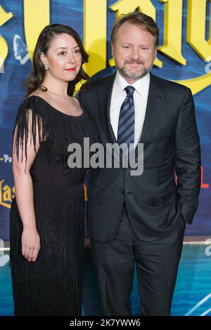 Madrid, Spanien. 19. Oktober 2022. Regisseur Rian Johnson und Frau Karina Longworth besuchen die Premiere von „Puñales Por La Espalda: El Misterio De Glass Onion“ im Kino Callao in Madrid. Kredit: SOPA Images Limited/Alamy Live Nachrichten Stockfoto