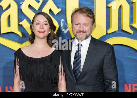 Madrid, Spanien. 19. Oktober 2022. Regisseur Rian Johnson und Frau Karina Longworth besuchen die Premiere von „Puñales Por La Espalda: El Misterio De Glass Onion“ im Kino Callao in Madrid. Kredit: SOPA Images Limited/Alamy Live Nachrichten Stockfoto