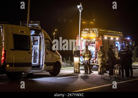 Den Bosch, Niederlande. 20. Oktober 2022. 2022-10-19 23:15:50 DEN B.Sc. - Die Polizei ermittelt an der Empel-Kreuzung (A59/A2), wo ein dunkelfarbiger Kia Picanto mit zwei Leichen im Wasser gefunden wurde. Die Polizei hat keinen Zweifel daran, dass es sich bei den beiden Toten um die vermissten Hebe (10) und Sanne (26) handelt. ANP ROB ENGELAAR netherlands Out - belgium Out Credit: ANP/Alamy Live News Stockfoto