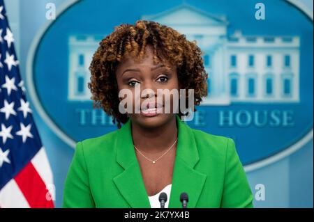 Washington, Usa. 19. Oktober 2022. Die Pressesprecherin des Weißen Hauses, Karine Jean-Pierre, spricht bei einer Pressekonferenz im Pressesprecheraum des Weißen Hauses. Kredit: SOPA Images Limited/Alamy Live Nachrichten Stockfoto