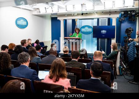 Washington, Usa. 19. Oktober 2022. Die Pressesprecherin des Weißen Hauses, Karine Jean-Pierre, spricht bei einer Pressekonferenz im Pressesprecheraum des Weißen Hauses. Kredit: SOPA Images Limited/Alamy Live Nachrichten Stockfoto