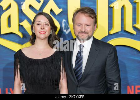 Madrid, Spanien. 19. Oktober 2022. Regisseur Rian Johnson und Frau Karina Longworth besuchen die Premiere von „Puñales Por La Espalda: El Misterio De Glass Onion“ im Kino Callao in Madrid. (Foto: Atilano Garcia/SOPA Images/Sipa USA) Quelle: SIPA USA/Alamy Live News Stockfoto