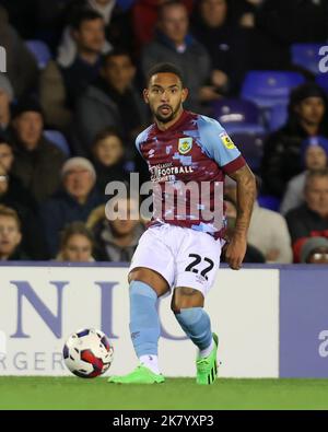 Birmingham, Großbritannien. 19. Oktober 2022. Vitinhoma #22 von Burnley übergibt den Ball während des Sky Bet Championship-Spiels Birmingham City gegen Burnley in St Andrews, Birmingham, Großbritannien, 19.. Oktober 2022 (Foto von Simon Bissett/News Images) in Birmingham, Großbritannien am 10/19/2022. (Foto von Simon Bissett/News Images/Sipa USA) Quelle: SIPA USA/Alamy Live News Stockfoto