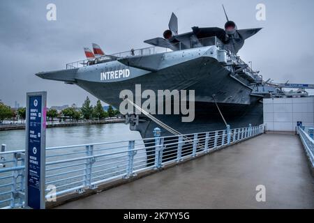 New York, NY - USA - Okt 2,2022 - Dreiviertelansicht des Intrepid Sea, Air & Space Museums. Ein amerikanisches Militär- und maritimes Geschichtsmuseum in New Stockfoto