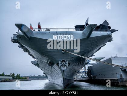 New York, NY - USA - Okt 2,2022 - Blick auf das Intrepid Sea, Air & Space Museum. Ein amerikanisches Militär- und maritimes Geschichtsmuseum in New York C. Stockfoto
