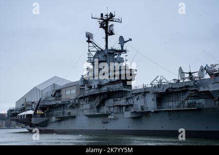 New York, NY - USA - Okt 2,2022 - Dreiviertelansicht des Intrepid Sea, Air & Space Museums. Ein amerikanisches Militär- und maritimes Geschichtsmuseum in New Stockfoto