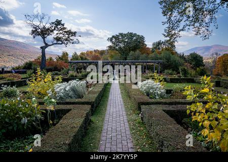 Manchester, VT - USA - 9. Okt 2022 Horizontale Aufnahme des formalen Gartens von Hildene, dem ehemaligen georgianischen Revival-Haus von Robert Todd Lincoln im Sommer. D Stockfoto