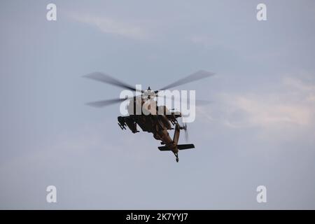 Eines von zwei US-amerikanischen Armee AH-64E Apache-Hubschrauber führen einen Überflug in der Udairi Landing Zone im Lager Buehring, Kuwait, 17. Oktober 2022 durch. Die Apaches wurden von den Piloten der Task Force No Mercy des Bataillons 1., des 101. Aviation Regiments, des Attack Helicopter Bataillons, das der Combat Aviation Brigade 36. angeschlossen war, geflogen. Das Flugzeug führte einen Überflug mit einem US-amerikanischen Unternehmen durch Army UH-60m Black Hawk Hubschrauber geflogen von Task Force Rough Rider Piloten von 3. Bataillon, 142. Aviation Regiment, Assault Helicopter Bataillon, befestigt an 36. CAB, und zwei italienischen F-2000 Eurofighter Taifune von Jet-Kämpfer Piloten geflogen Stockfoto