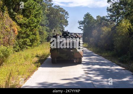 Studenten mit den USA Navy Senior Amphibious Warfare Course (SAWOC) erhalten Fähigkeitsbeschreibungen zu verschiedenen Technologien und Fahrzeugen aus den USA Marines mit 2. leicht gepanzerten Aufklärungsbataillons auf dem Marine Corps Base Camp Lejeune, North Carolina, 22.-23. September 2022. II Marine Expeditionary Force stellte den Studenten der SAWOC ihre Fähigkeiten vor, um sie mit der landwärts gerichteten Umgebung, den Planungsüberlegungen und der Exposition gegenüber allen Elementen der Marine Force der Flotte vertraut zu machen. (USA Marine Corps Foto von Lance CPL. Joshua Crumback) Stockfoto