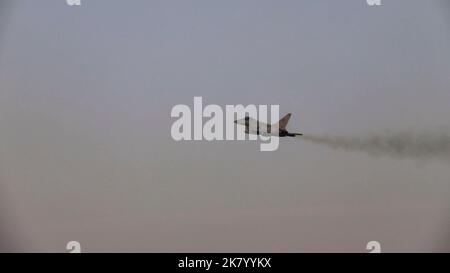 Einer von zwei italienischen F-2000 Eurofighter-Taifunen führt einen Überflug der Udairi Landing Zone im Camp Buehring, Kuwait, am 17. Oktober 2022 durch. Die Eurofighter-Taifune wurden von Düsenjägerpiloten der Task Group Typhoon, Italian National Contingent Air Command, geflogen, die auf der Ali Al Salem Air Base, Kuwait, stationiert waren. Begleitet wurden die Eurofighter-Taifune von zwei US-amerikanischen Armee AH-64E Apache-Hubschrauber von Task Force No Mercy Piloten des Bataillons 1. geflogen, 101. Aviation Regiment, Attack Helicopter Bataillon, an die 36. Combat Aviation Brigade angeschlossen, und ein US Hubschrauber der Army UH-60m Black Hawk, geflogen mit T Stockfoto