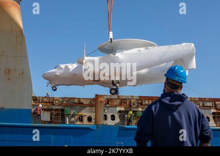 Ein E-2D Advanced Hawkeye wird an der Marine Corps Air Station Iwakuni, Japan, am 18. Oktober 2022 entladen. Das Flugzeug wurde vom Trägerschiff Ocean Gladiator entladen und an die Japan Air Self-Defense Force ausgeliefert. MCAS Iwakuni ist in einzigartiger Lage, den dynamischen Transport verschiedener militärischer Güter zwischen Meer und Küste durch die Nutzung des gemeinsamen Hafens und des Flugplatzes zu unterstützen. (USA Marine Corps Foto von Lance CPL. David Getz) Stockfoto