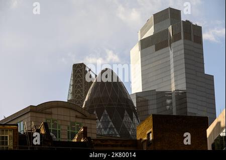 LONDON - 2. November 2020: Wolkenkratzer, einschließlich der Gherkin, an einem sonnigen Tag von Whitechapel aus gesehen Stockfoto