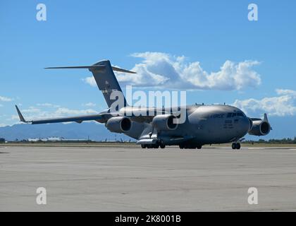 Ein C-17 Globemaster III, der Mitglieder des Desert Lightning Teams transportiert, kehrt von einem Einsatz an einem nicht bekannt gegebenen Ort auf dem Luftwaffenstützpunkt Davis-Monthan, Arizona, zurück, 17. Oktober 2022. Die Mitglieder kehrten nach einem Auslandseinsatz zu ihren Familien zurück. (USA Luftwaffe Foto von Airman 1. Klasse Paige Weldon) Stockfoto