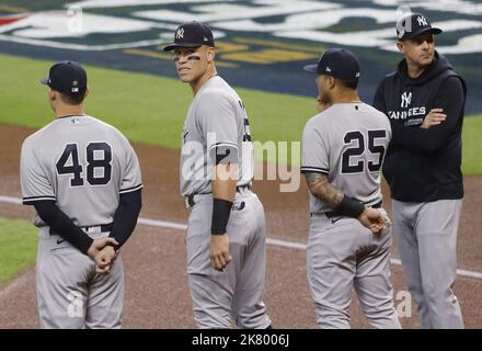 Houston, USA. 19. Oktober 2022. Die New York Yankees Aaron Judge (2. L) und Manager Aaron Boone drehen sich um, um die Menge vor dem Start von Spiel eins ihrer American League Championship Series gegen die Houston Astros im Minute Maid Park in Houston am Mittwoch, den 19. Oktober 2022, zu betrachten. Foto von John Angelillo/UPI. Kredit: UPI/Alamy Live Nachrichten Stockfoto