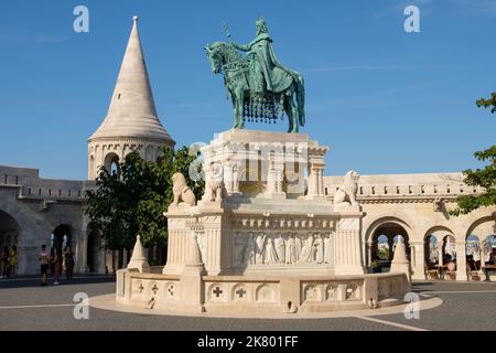 Bronzene Reiterstatue des hl. Stephanus in der Fischerbastei - Budapest, Ungarn Stockfoto