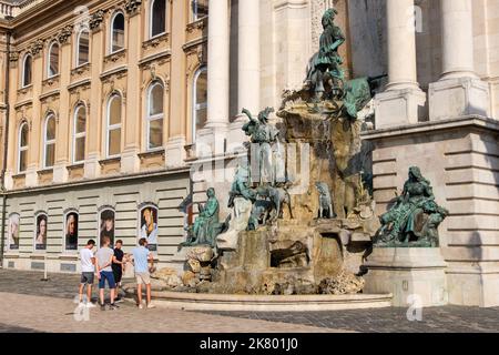 Der Matthias-Brunnen ist eine monumentale Brunnengruppe von Alajos Stróbl (1904) auf dem westlichen Vorplatz der Budaer Burg - Budapest, Ungarn Stockfoto