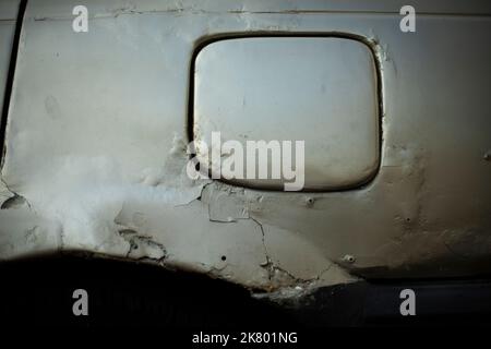 Tankabdeckung des Fahrzeugs. Details des alten Autos. Alte Farbe. Beschädigte Fahrzeugbeschichtung. Stockfoto