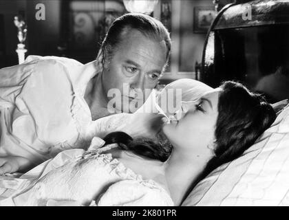 Curd Jurgens & Romy Schneider Film entzückender Sinner; Katia (1959) Charaktere: Zar Alexander II, Katia Regie: Robert Siodmak 22. Dezember 1959 **WARNUNG** dieses Foto ist nur für redaktionelle Zwecke bestimmt und unterliegt dem Copyright von Film-MART und/oder dem Fotografen, der von der Film- oder Produktionsgesellschaft zugewiesen wurde. Es kann nur durch Veröffentlichungen in Verbindung mit der Werbung für den oben genannten Film reproduziert werden. Eine obligatorische Gutschrift für Film-MART ist erforderlich. Der Fotograf sollte ebenfalls angerechnet werden, wenn er bekannt ist. Ohne schriftliche Genehmigung der Film Company kann keine kommerzielle Nutzung gewährt werden. Stockfoto