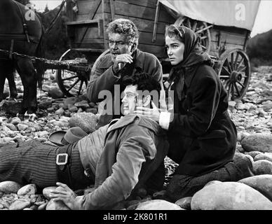 Rock Hudson, Jay C. Flippen & Julie Adams Film: Bend of the River; Where the River Bends (1952) Charaktere: Trey Wilson, Jeremy Baile, Laura Baile (als Julia Adams) Regie: Anthony Mann 23. Januar 1952 **WARNUNG** Dieses Foto ist nur für redaktionelle Zwecke bestimmt und unterliegt dem Copyright von UNIVERSAL und/oder dem Fotografen, der von der Film- oder Produktionsfirma beauftragt wurde und darf nur von Publikationen im Zusammenhang mit der Bewerbung des oben genannten Films reproduziert werden. Eine obligatorische Gutschrift an UNIVERSAL ist erforderlich. Der Fotograf sollte auch bei Bekanntwerden des Fotos gutgeschrieben werden. Ohne Writ kann keine kommerzielle Nutzung gewährt werden Stockfoto