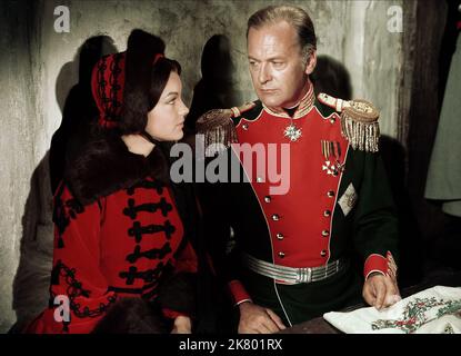 Romy Schneider & Curd Jurgens Film Adorable Sinner; Katia (1959) Charaktere: Katia, Zar Alexander II Regie: Robert Siodmak 22. Dezember 1959 **WARNUNG** dieses Foto ist nur für redaktionelle Zwecke bestimmt und unterliegt dem Urheberrecht von Film-MART und/oder dem Fotografen, der von der Film- oder Produktionsgesellschaft zugewiesen wurde. Eine obligatorische Gutschrift für Film-MART ist erforderlich. Der Fotograf sollte ebenfalls angerechnet werden, wenn er bekannt ist. Ohne schriftliche Genehmigung der Film Company kann keine kommerzielle Nutzung gewährt werden. Stockfoto