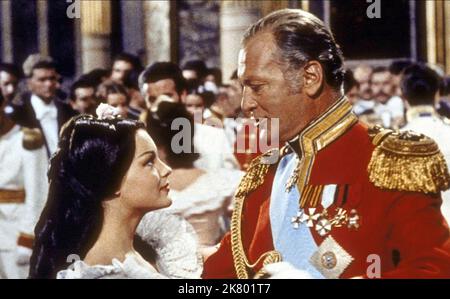 Romy Schneider & Curd Jurgens Film Adorable Sinner; Katia (1959) Charaktere: Katia, Zar Alexander II Regie: Robert Siodmak 22. Dezember 1959 **WARNUNG** dieses Foto ist nur für redaktionelle Zwecke bestimmt und unterliegt dem Urheberrecht von Film-MART und/oder dem Fotografen, der von der Film- oder Produktionsgesellschaft zugewiesen wurde. Eine obligatorische Gutschrift für Film-MART ist erforderlich. Der Fotograf sollte ebenfalls angerechnet werden, wenn er bekannt ist. Ohne schriftliche Genehmigung der Film Company kann keine kommerzielle Nutzung gewährt werden. Stockfoto