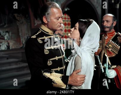 Curd Jurgens & Romy Schneider Film entzückender Sinner; Katia (1959) Charaktere: Zar Alexander II, Katia Regie: Robert Siodmak 22. Dezember 1959 **WARNUNG** dieses Foto ist nur für redaktionelle Zwecke bestimmt und unterliegt dem Copyright von Film-MART und/oder dem Fotografen, der von der Film- oder Produktionsgesellschaft zugewiesen wurde. Es kann nur durch Veröffentlichungen in Verbindung mit der Werbung für den oben genannten Film reproduziert werden. Eine obligatorische Gutschrift für Film-MART ist erforderlich. Der Fotograf sollte ebenfalls angerechnet werden, wenn er bekannt ist. Ohne schriftliche Genehmigung der Film Company kann keine kommerzielle Nutzung gewährt werden. Stockfoto