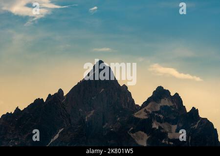 Wolken Verdunkelt Sich Zu Blau Hinter Der Grand Teton Mountain Range Stockfoto