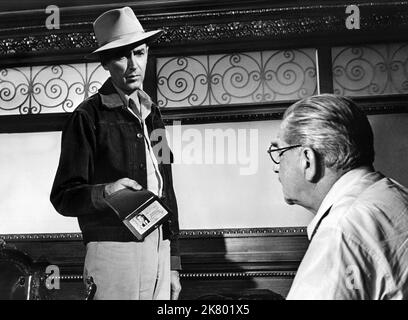 James Stewart Film: The Fbi Story (1959) Regie: Mervyn Leroy 01 October 1959 **WARNUNG** Dieses Foto ist nur für den redaktionellen Gebrauch bestimmt und unterliegt dem Copyright von WARNER BROS und/oder des Fotografen, der von der Film- oder Produktionsfirma beauftragt wurde, und kann nur durch Publikationen im Zusammenhang mit der Bewerbung des oben genannten Films reproduziert werden. Eine obligatorische Gutschrift an WARNER BROS ist erforderlich. Der Fotograf sollte auch bei Bekanntwerden des Fotos gutgeschrieben werden. Ohne schriftliche Genehmigung der Film Company kann keine kommerzielle Nutzung gewährt werden. Stockfoto