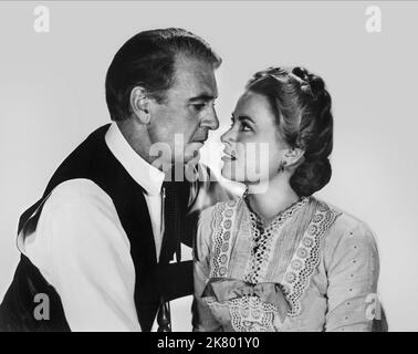 Gary Cooper & Grace Kelly Film: High Noon (USA 1952) Charaktere: Marshal will Kane, Amy Fowler Kane Regie: Fred Zinnemann 07 July 1952 **WARNUNG** Dieses Foto ist nur für den redaktionellen Gebrauch bestimmt und unterliegt dem Copyright von UNITED ARTISTS und/oder dem Fotografen, der von der Film- oder Produktionsfirma beauftragt wurde und darf nur durch Publikationen im Zusammenhang mit der Bewerbung des oben genannten Films reproduziert werden. Eine obligatorische Gutschrift für UNITED ARTISTS ist erforderlich. Der Fotograf sollte auch bei Bekanntwerden des Fotos gutgeschrieben werden. Ohne schriftliche Genehmigung der Film Company kann keine kommerzielle Nutzung gewährt werden. Stockfoto