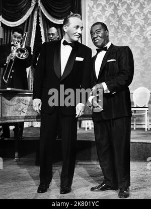 Bing Crosby & Louis Armstrong Film: High Society (USA 1956) Charaktere: C.K. Dexter-Haven Director: Charles Walters 17 July 1956 **WARNUNG** Dieses Foto ist nur für den redaktionellen Gebrauch bestimmt und unterliegt dem Copyright von MGM und/oder dem Fotografen, der von der Film- oder Produktionsfirma beauftragt wurde, und kann nur durch Publikationen im Zusammenhang mit der Bewerbung des oben genannten Films reproduziert werden. Eine obligatorische Gutschrift an MGM ist erforderlich. Der Fotograf sollte auch bei Bekanntwerden des Fotos gutgeschrieben werden. Ohne schriftliche Genehmigung der Film Company kann keine kommerzielle Nutzung gewährt werden. Stockfoto