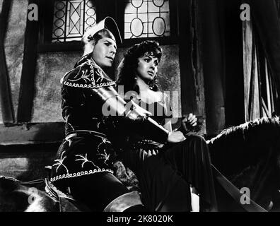 Jean Danet & Gina Lollobrigida Film: Notre Dame De Paris; der Glöckner von Notre Dame (1956) Charaktere: Phoebus de Chateaupers, Esmeralda Regie: Jean Delannoy 19 December 1956 **WARNUNG** Dieses Foto ist nur für den redaktionellen Gebrauch bestimmt und unterliegt dem Copyright von ALLIIERTEN KÜNSTLERN und/oder dem Fotografen, der von der Film- oder Produktionsfirma beauftragt wurde, und kann nur von Publikationen im Zusammenhang mit der Bewerbung des oben genannten Films reproduziert werden. Eine obligatorische Gutschrift für ALLIIERTE KÜNSTLER ist erforderlich. Der Fotograf sollte auch bei Bekanntwerden des Fotos gutgeschrieben werden. Ohne schriftliche Genehmigung kann keine kommerzielle Nutzung gewährt werden Stockfoto