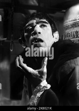 Anthony Quinn Film Notre Dame de Paris; der Glöckner von Notre Dame (1956) Charaktere: Quasimodo Regie: Jean Delannoy 19. Dezember 1956 **WARNUNG** dieses Foto ist nur für redaktionelle Zwecke bestimmt und unterliegt dem Urheberrecht der ALLIIERTEN KÜNSTLER und/oder des Fotografen, der von der Film- oder Produktionsgesellschaft zugewiesen wurde. Es kann nur durch Veröffentlichungen in Verbindung mit der Werbung für den obigen Film reproduziert werden. Eine obligatorische Gutschrift für ALLIIERTE KÜNSTLER ist erforderlich. Der Fotograf sollte ebenfalls angerechnet werden, wenn er bekannt ist. Ohne schriftliche Genehmigung der Film Company kann keine kommerzielle Nutzung gewährt werden. Stockfoto