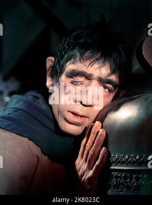 Anthony Quinn Film Notre Dame de Paris; der Glöckner von Notre Dame (1956) Charaktere: Quasimodo Regie: Jean Delannoy 19. Dezember 1956 **WARNUNG** dieses Foto ist nur für redaktionelle Zwecke bestimmt und unterliegt dem Urheberrecht der ALLIIERTEN KÜNSTLER und/oder des Fotografen, der von der Film- oder Produktionsgesellschaft zugewiesen wurde. Es kann nur durch Veröffentlichungen in Verbindung mit der Werbung für den obigen Film reproduziert werden. Eine obligatorische Gutschrift für ALLIIERTE KÜNSTLER ist erforderlich. Der Fotograf sollte ebenfalls angerechnet werden, wenn er bekannt ist. Ohne schriftliche Genehmigung der Film Company kann keine kommerzielle Nutzung gewährt werden. Stockfoto