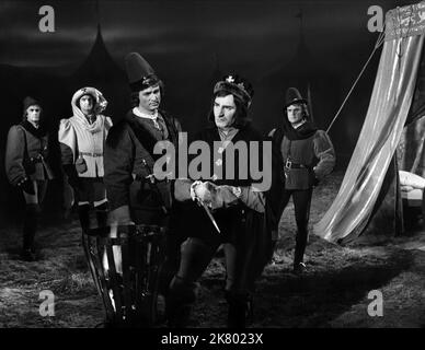 John Gielgud & John Phillips Film: Richard III (UK 1955) Charaktere: George, Duke of Clarence, Norfolk Regie: Laurence Olivier 13 December 1955 **WARNUNG** Dieses Foto ist nur für den redaktionellen Gebrauch bestimmt und unterliegt dem Copyright der CRITERION KOLLEKTION und/oder des Fotografen, der von der Film- oder Produktionsfirma beauftragt wurde, und kann nur von Publikationen im Zusammenhang mit der Bewerbung des oben genannten Films reproduziert werden. Eine obligatorische Gutschrift für DIE ERHEBUNG DES KRITERIUMES ist erforderlich. Der Fotograf sollte auch bei Bekanntwerden des Fotos gutgeschrieben werden. Ohne schriftliche Genehmigung der Fil kann keine kommerzielle Nutzung gewährt werden Stockfoto