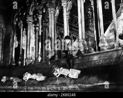 Anthony Quinn Film Notre Dame de Paris; der Glöckner von Notre Dame (1956) Charaktere: Quasimodo Regie: Jean Delannoy 19. Dezember 1956 **WARNUNG** dieses Foto ist nur für redaktionelle Zwecke bestimmt und unterliegt dem Urheberrecht der ALLIIERTEN KÜNSTLER und/oder des Fotografen, der von der Film- oder Produktionsgesellschaft zugewiesen wurde. Es kann nur durch Veröffentlichungen in Verbindung mit der Werbung für den obigen Film reproduziert werden. Eine obligatorische Gutschrift für ALLIIERTE KÜNSTLER ist erforderlich. Der Fotograf sollte ebenfalls angerechnet werden, wenn er bekannt ist. Ohne schriftliche Genehmigung der Film Company kann keine kommerzielle Nutzung gewährt werden. Stockfoto
