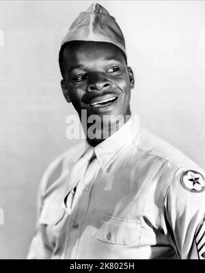 Brock Peters Film Carmen Jones (1954) Charaktere: Sergeant Brown (als Broc Peters) Regie: Otto Preminger 05. Oktober 1954 **WARNUNG** dieses Foto ist nur für redaktionelle Zwecke bestimmt und ist urheberrechtlich geschützt von 20THCENTURY FOX und/oder dem Fotografen, der von der Film- oder Produktionsgesellschaft beauftragt wurde. Eine obligatorische Gutschrift für 20THCENTURY FOX ist erforderlich. Der Fotograf sollte ebenfalls angerechnet werden, wenn er bekannt ist. Ohne schriftliche Genehmigung der Film Company kann keine kommerzielle Nutzung gewährt werden. Stockfoto