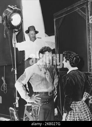 Clark Gable & Ava Gardner Film: Lone Star (USA 1952) Regie: Vincent Sherman 31 January 1952 **WARNUNG** Dieses Foto ist nur für redaktionelle Zwecke bestimmt und unterliegt dem Copyright von MGM und/oder dem von der Film- oder Produktionsfirma beauftragten Fotografen und kann nur von Publikationen im Zusammenhang mit der Bewerbung des oben genannten Films reproduziert werden. Eine obligatorische Gutschrift an MGM ist erforderlich. Der Fotograf sollte auch bei Bekanntwerden des Fotos gutgeschrieben werden. Ohne schriftliche Genehmigung der Film Company kann keine kommerzielle Nutzung gewährt werden. Stockfoto