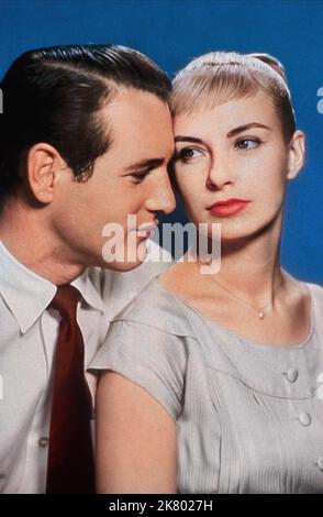 Paul Newman & Joanne Woodward Film: The Long, Hot Summer (USA 1958) Charaktere: Ben Quick & Clara Varner Regie: Martin Ritt 03. April 1958 **WARNUNG** Dieses Foto ist nur für redaktionelle Verwendung bestimmt und unterliegt dem Copyright von 20. CENTURY FOX und/oder des Fotografen, der von der Film- oder Produktionsfirma beauftragt wurde und darf nur durch Publikationen im Zusammenhang mit der Bewerbung des oben genannten Films reproduziert werden. Eine obligatorische Gutschrift an 20. CENTURY FOX ist erforderlich. Der Fotograf sollte auch bei Bekanntwerden des Fotos gutgeschrieben werden. Ohne schriftliche Genehmigung der Film Company kann keine kommerzielle Nutzung gewährt werden. Stockfoto