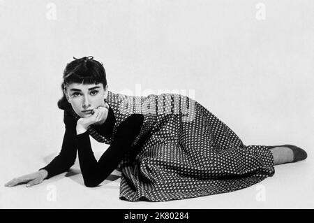 Audrey Hepburn Film: Sabrina; Sabrina Fair (USA 1954) Regie: Billy Wilder 03. September 1954 **WARNUNG** Dieses Foto ist nur für redaktionelle Zwecke bestimmt und unterliegt dem Copyright von PARAMOUNT PICTURES und/oder des Fotografen, der von der Film- oder Produktionsfirma beauftragt wurde und darf nur von Publikationen im Zusammenhang mit der Bewerbung des oben genannten Films reproduziert werden. Eine obligatorische Gutschrift für PARAMOUNT-BILDER ist erforderlich. Der Fotograf sollte auch bei Bekanntwerden des Fotos gutgeschrieben werden. Ohne schriftliche Genehmigung der Film Company kann keine kommerzielle Nutzung gewährt werden. Stockfoto