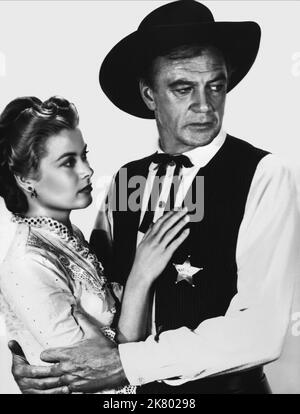 Grace Kelly & Gary Cooper Film: High Noon (USA 1952) Charaktere: Amy Fowler Kane, Marshal will Kane Regie: Fred Zinnemann 07 July 1952 **WARNUNG** Dieses Foto ist nur für den redaktionellen Gebrauch bestimmt und unterliegt dem Copyright von UNITED ARTISTS und/oder dem Fotografen, der von der Film- oder Produktionsfirma beauftragt wurde und darf nur durch Publikationen im Zusammenhang mit der Bewerbung des oben genannten Films reproduziert werden. Eine obligatorische Gutschrift für UNITED ARTISTS ist erforderlich. Der Fotograf sollte auch bei Bekanntwerden des Fotos gutgeschrieben werden. Ohne schriftliche Genehmigung der Film Company kann keine kommerzielle Nutzung gewährt werden. Stockfoto