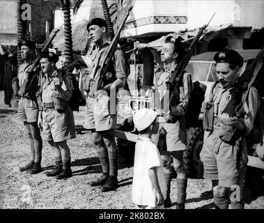 Michael Medwin, Norman Rossington, Bernard Bresslaw, Charles Hawtrey & Alfie Bass Film: I Only Arsked! (1957) Zeichen: Cpl. Springer, Cupcake Cook, Popeye Popplewell, Professor & Excused Boots Bisley Director: Montgomery Tully 01 May 1958 **WARNUNG** Dieses Foto ist nur für den redaktionellen Gebrauch bestimmt und unterliegt dem Copyright von HAMMERFILMEN und/oder dem Fotografen, der von der Film- oder Produktionsfirma beauftragt wurde, und kann nur von Publikationen im Zusammenhang mit der Bewerbung des oben genannten Films reproduziert werden. Für DEN HAMMER VON FILMEN ist eine obligatorische Gutschrift erforderlich. Der Fotograf sollte auch bei Bekanntwerden des Fotos gutgeschrieben werden. Nein Stockfoto