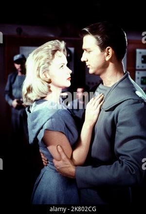 Anne Francis & Leslie Nielsen Film: Forbidden Planet (USA 1956) Charaktere: Altaira 'Alta' Morbius, Commander J. J. Adams Regie: Fred M.Wilcox 23 March 1956 **WARNUNG** Dieses Foto ist nur für den redaktionellen Gebrauch bestimmt und unterliegt dem Copyright von MGM und/oder dem Fotografen, der von der Film- oder Produktionsfirma beauftragt wurde, und kann nur durch Publikationen im Zusammenhang mit der Bewerbung des oben genannten Films reproduziert werden. Eine obligatorische Gutschrift an MGM ist erforderlich. Der Fotograf sollte auch bei Bekanntwerden des Fotos gutgeschrieben werden. Ohne schriftliche Genehmigung der Film Company kann keine kommerzielle Nutzung gewährt werden. Stockfoto