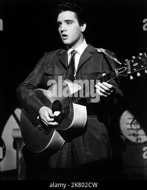 Elvis Presley Film: King Creole (USA 1958) Charaktere: Danny Fisher Regie: Michael Curtiz 02 July 1958 **WARNUNG** Dieses Foto ist nur für redaktionelle Zwecke bestimmt und unterliegt dem Copyright von PARAMOUNT und/oder des Fotografen, der von der Film- oder Produktionsfirma beauftragt wurde und darf nur von Publikationen im Zusammenhang mit der Bewerbung des oben genannten Films reproduziert werden. Eine obligatorische Gutschrift an PARAMOUNT ist erforderlich. Der Fotograf sollte auch bei Bekanntwerden des Fotos gutgeschrieben werden. Ohne schriftliche Genehmigung der Film Company kann keine kommerzielle Nutzung gewährt werden. Stockfoto