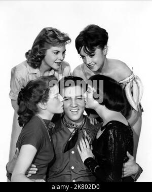 Liliane Montevecchi, Jan Shepard, Dolores Hart, Elvis Presley & Carolyn Jones Film: King Creole (USA 1958) Charaktere: Forty Nina, Mimi Fisher, Nellie, Danny Fisher, Ronnie Regie: Michael Curtiz 02 July 1958 **WARNUNG** Dieses Foto ist nur für redaktionelle Zwecke bestimmt und unterliegt dem Copyright von PARAMOUNT und/oder des Fotografen, der von der Film- oder Produktionsfirma beauftragt wurde und darf nur von Publikationen im Zusammenhang mit der Bewerbung des oben genannten Films reproduziert werden. Eine obligatorische Gutschrift an PARAMOUNT ist erforderlich. Der Fotograf sollte auch bei Bekanntwerden des Fotos gutgeschrieben werden. Mit kann keine kommerzielle Nutzung gewährt werden Stockfoto