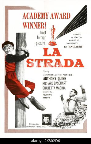 Giulietta Masina & Anthony Quinn Poster Film: La Strada (1950) Charaktere: Gelsomina, Zampano Regie: Federico Fellini 06. September 1954 **WARNUNG** Dieses Foto ist nur für redaktionelle Zwecke bestimmt und unterliegt dem Copyright von TRANS LUX und/oder des Fotografen, der von der Film- oder Produktionsfirma beauftragt wurde, und kann nur von Publikationen im Zusammenhang mit der Bewerbung des oben genannten Films reproduziert werden. Eine obligatorische Gutschrift an TRANS LUX ist erforderlich. Der Fotograf sollte auch bei Bekanntwerden des Fotos gutgeschrieben werden. Ohne schriftliche Genehmigung der Film Company kann keine kommerzielle Nutzung gewährt werden. Stockfoto