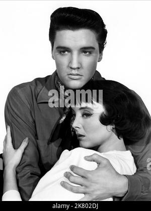 Elvis Presley & Carolyn Jones Film: King Creole (USA 1958) Charaktere: Danny Fisher, Ronnie Regie: Michael Curtiz 02 July 1958 **WARNUNG** Dieses Foto ist nur für redaktionelle Zwecke bestimmt und unterliegt dem Copyright von PARAMOUNT und/oder des Fotografen, der von der Film- oder Produktionsfirma beauftragt wurde und darf nur von Publikationen im Zusammenhang mit der Bewerbung des oben genannten Films reproduziert werden. Eine obligatorische Gutschrift an PARAMOUNT ist erforderlich. Der Fotograf sollte auch bei Bekanntwerden des Fotos gutgeschrieben werden. Ohne schriftliche Genehmigung der Film Company kann keine kommerzielle Nutzung gewährt werden. Stockfoto