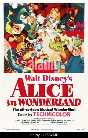 Film Poster Film: Alice im Wunderland (USA 1951) Regie: Clyde Geronimi, Wilfred Jackson, Hamilton Luske, Regie: C.Geronimi, H.Luske, W.Jackson 26 July 1951 **WARNUNG** Dieses Foto ist nur für redaktionelle Zwecke bestimmt und unterliegt dem Copyright von WALT DISNEY und/oder dem Fotografen, der von der Film- oder Produktionsfirma beauftragt wurde, und kann nur von Publikationen im Zusammenhang mit der Bewerbung des oben genannten Films reproduziert werden. Eine obligatorische Gutschrift an WALT DISNEY ist erforderlich. Der Fotograf sollte auch bei Bekanntwerden des Fotos gutgeschrieben werden. Ohne schriftliche Genehmigung der Film Company kann keine kommerzielle Nutzung gewährt werden. Stockfoto